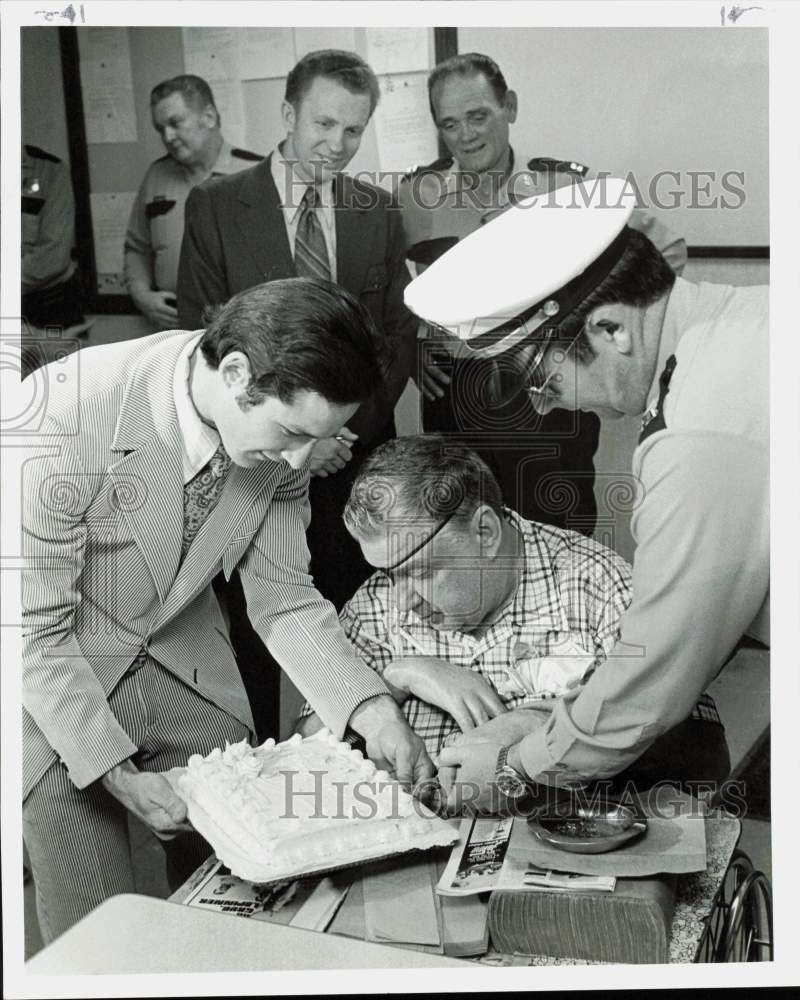 1974 Press Photo Retired Police Officer Cecil McWhorter Cuts Birthday Cake- Historic Images