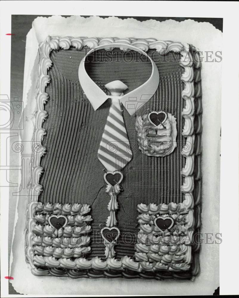 1976 Press Photo Shirt-Themed Valentine&#39;s Day Cake - hpa89408- Historic Images