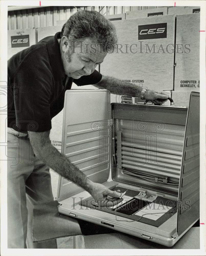 1972 Press Photo H.N. McElroy, Harris County Voting Machine Superintendent- Historic Images