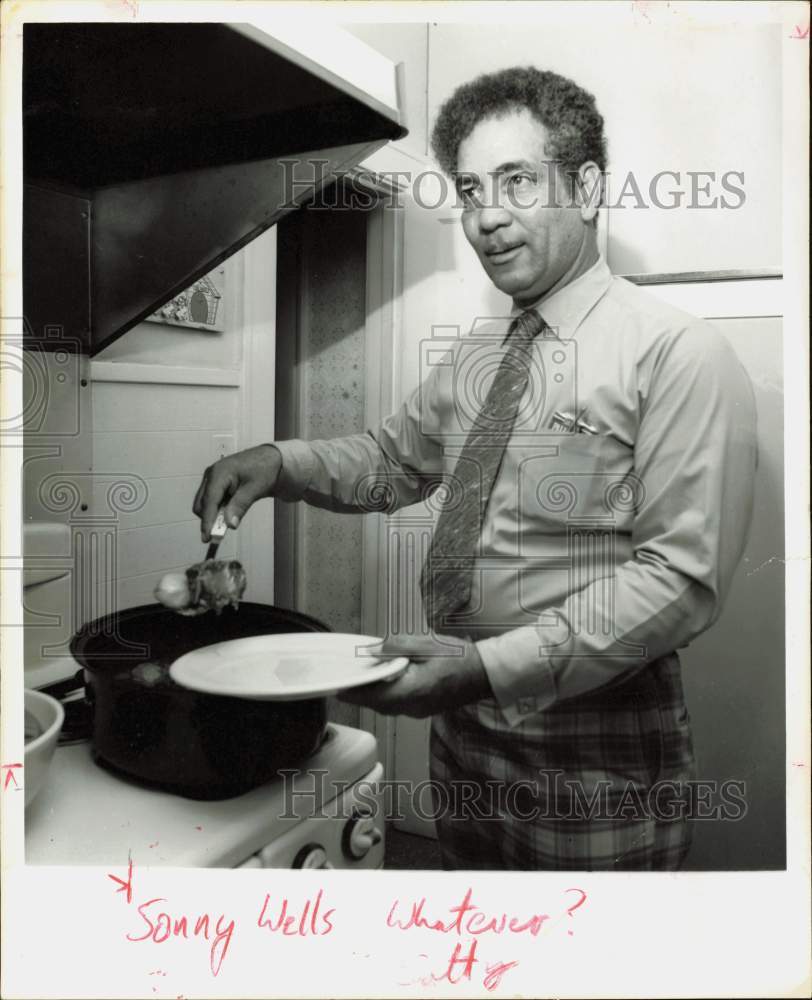 1970 Press Photo Sonny Wells, News Editor of Forward Times, New Directions Cook- Historic Images