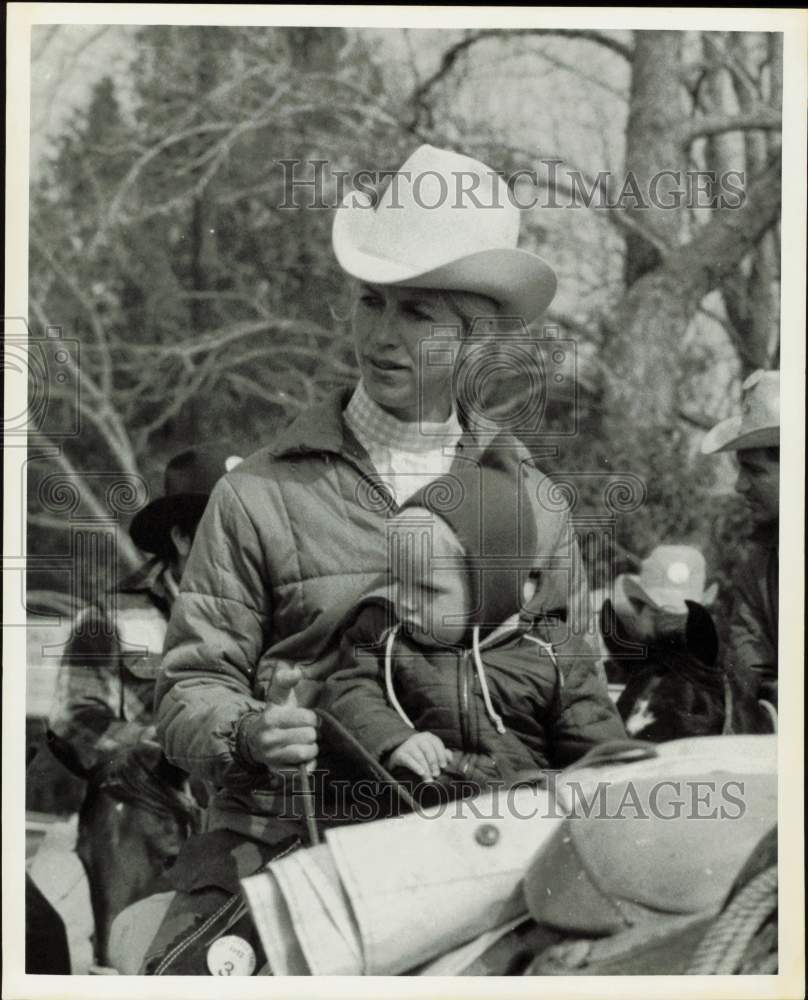 1972 Press Photo Woman &amp; Child on Trail Ride - hpa89465- Historic Images