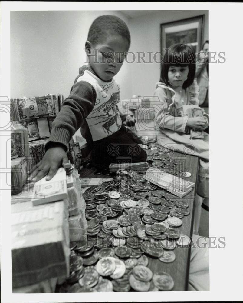 1976 Press Photo Kids Inspect United Fund Donations from Southwestern Bell- Historic Images