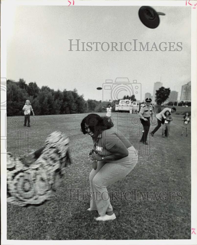 1972 Press Photo Officer C.F. Squyres Throws Frisbee to Singer Martha Turner- Historic Images