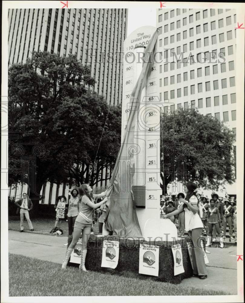 1972 Press Photo United Fund Unveils Giant Thermometer at Houston City Hall- Historic Images