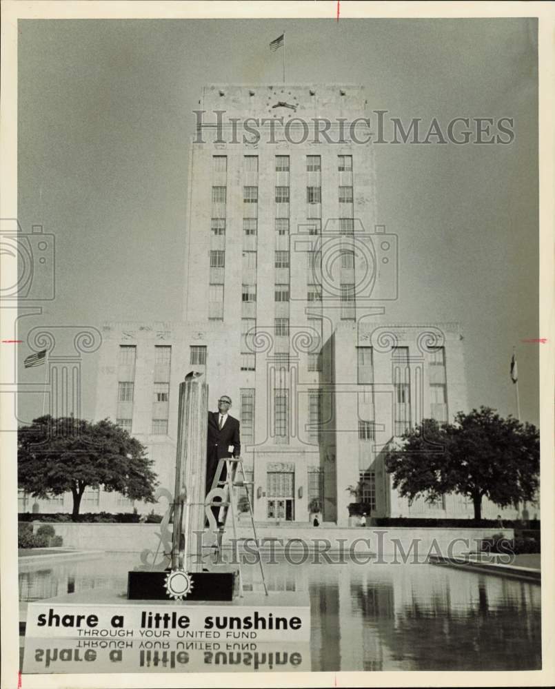 1966 Press Photo Haylett O&#39;Neill Lights World&#39;s Largest Candle, United Fund- Historic Images