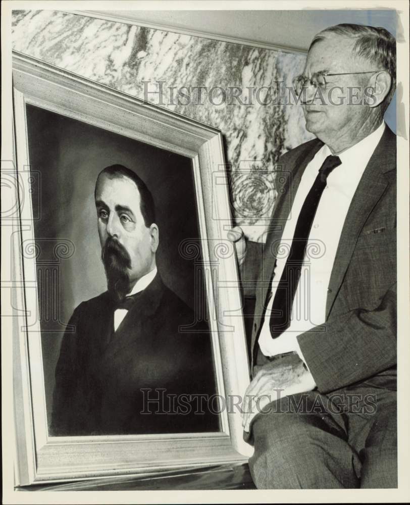 1962 Press Photo Decimus et Ultimus Barziza Portrait Held by Judge Sam W. Davis- Historic Images