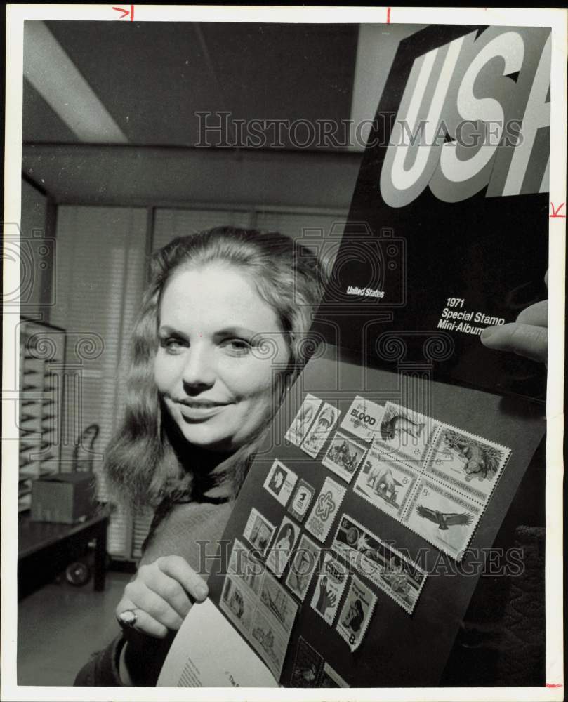 1971 Press Photo Postal Clerk Cyndi Bryan Displays Commemorative Stamp Folders- Historic Images