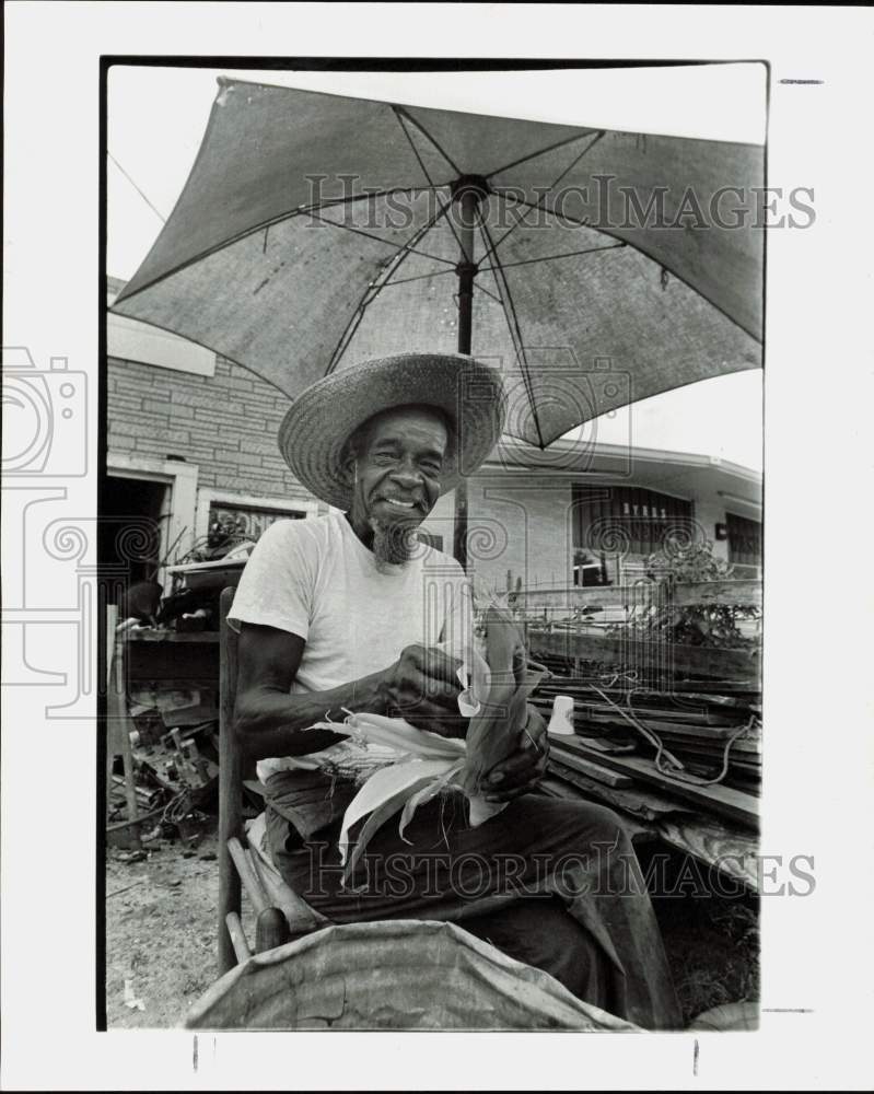 1974 Press Photo Grover C. Smith Shucking Corn at His Home &amp; Second Hand Shop- Historic Images