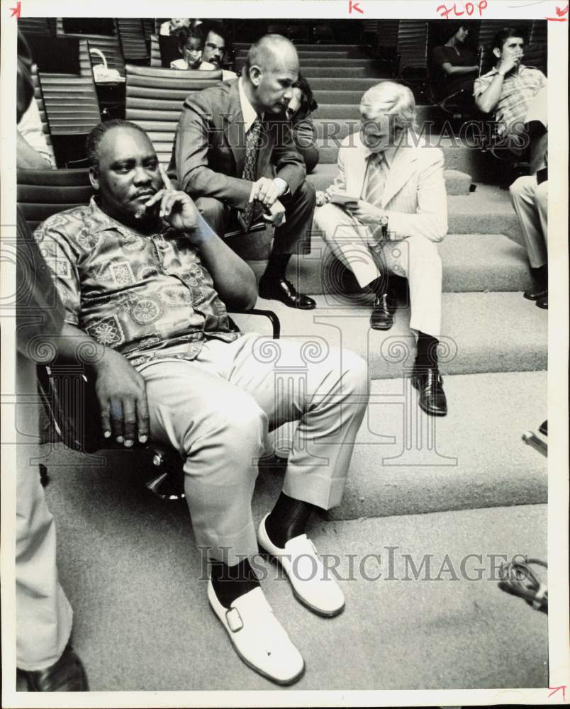 1972 Press Photo Houston School District Leaders Contemplate Election Results- Historic Images