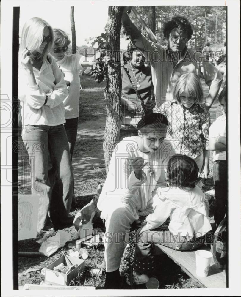 1976 Press Photo Face Painting at Texas Renaissance Festival - hpa89777- Historic Images