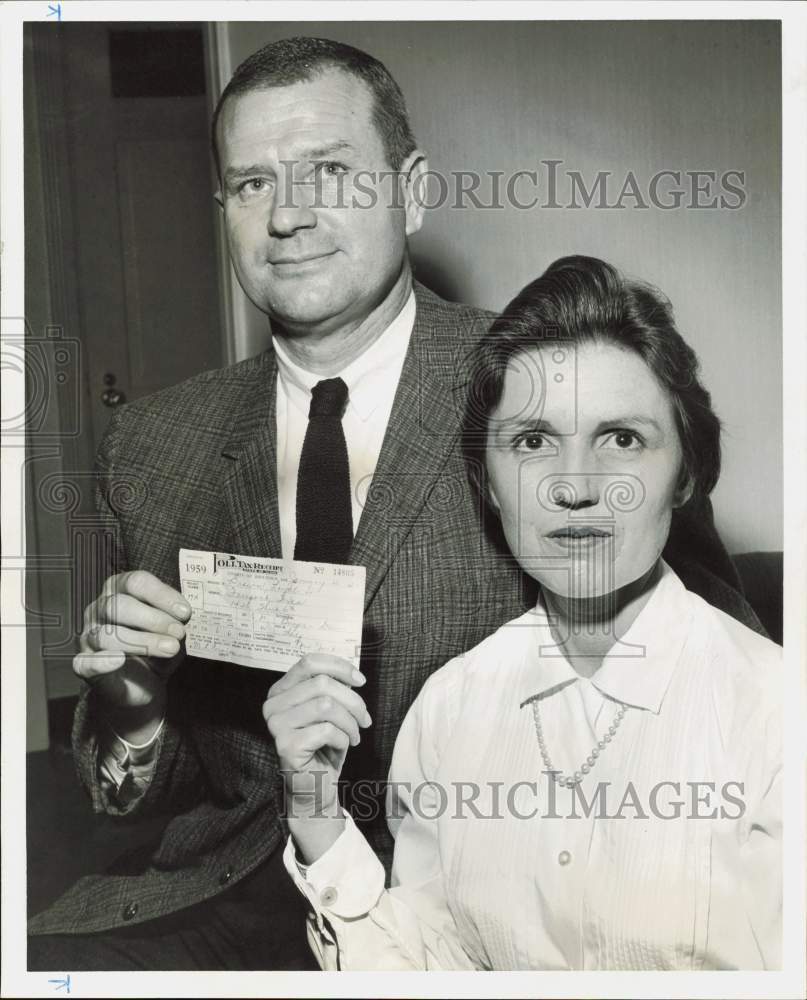 1960 Press Photo Mr. and Mrs. Loyal Brown Hold His Poll Tax Receipt, Can&#39;t Vote- Historic Images