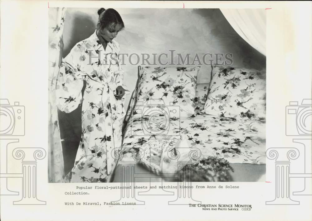 1977 Press Photo Matching Sheets &amp; Kimono from Anne de Solene Collection- Historic Images
