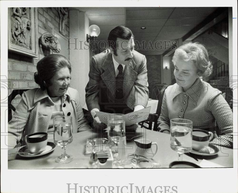 1974 Press Photo Restaurant Manager Roberto Lloret with Diners - hpa89880- Historic Images