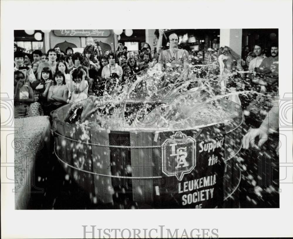 1979 Press Photo Steve Moncey Makes Big Splash at Jell-O Jump Event - hpa89899- Historic Images