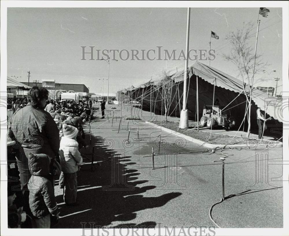 1977 Press Photo Circus Vargas Tent &amp; Attendees - hpa89903- Historic Images