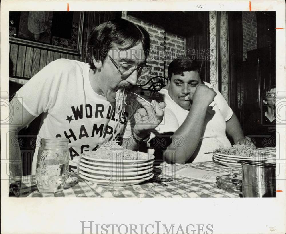 1975 Press Photo Spaghetti Eating Contest Participants John Poole &amp; Bill Alsup- Historic Images