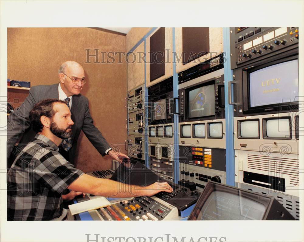 1991 Press Photo Don Macon &amp; Mark Adamcik at UT-TV Houston Editing Suite- Historic Images