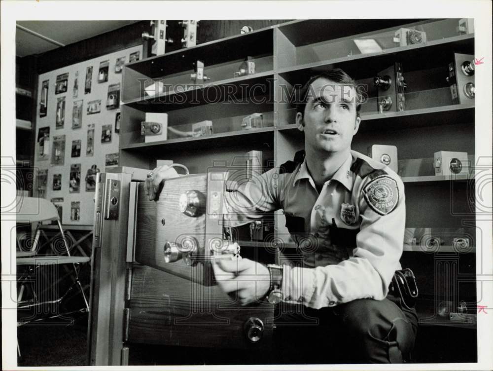 1975 Press Photo Houston Policeman Gary Miller Shows Credit Card Opening Latch- Historic Images