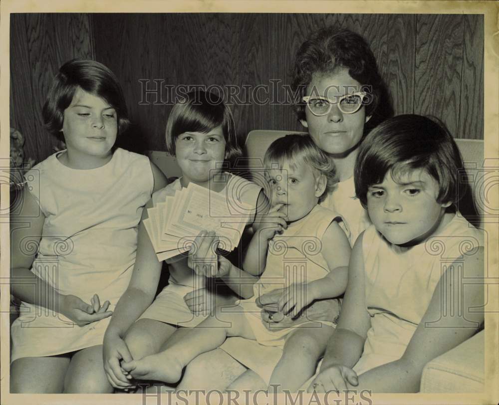 1965 Press Photo Mrs. Robert Ling &amp; Family, Bought Tickets for Boy Scout Circus- Historic Images