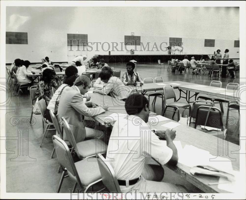 1977 Press Photo Unemployed Fill Out Job Applications in Houston - hpa89972- Historic Images