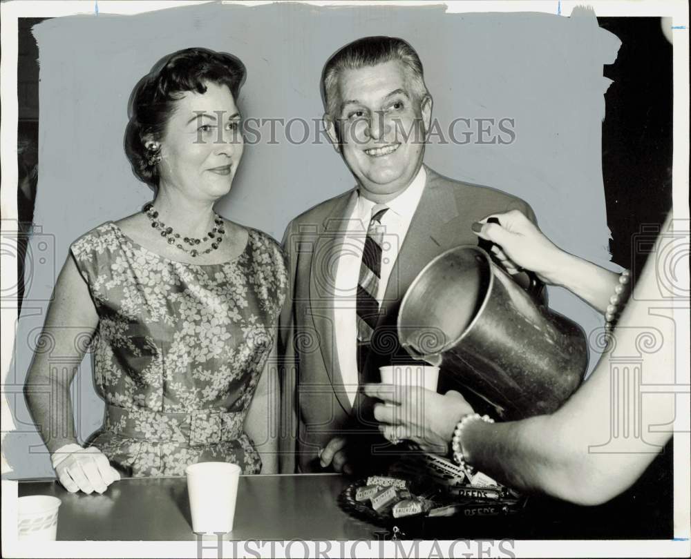 1959 Press Photo Mr. &amp; Mrs. Neil Martin at Alley Theatre&#39;s Refreshment Bar- Historic Images