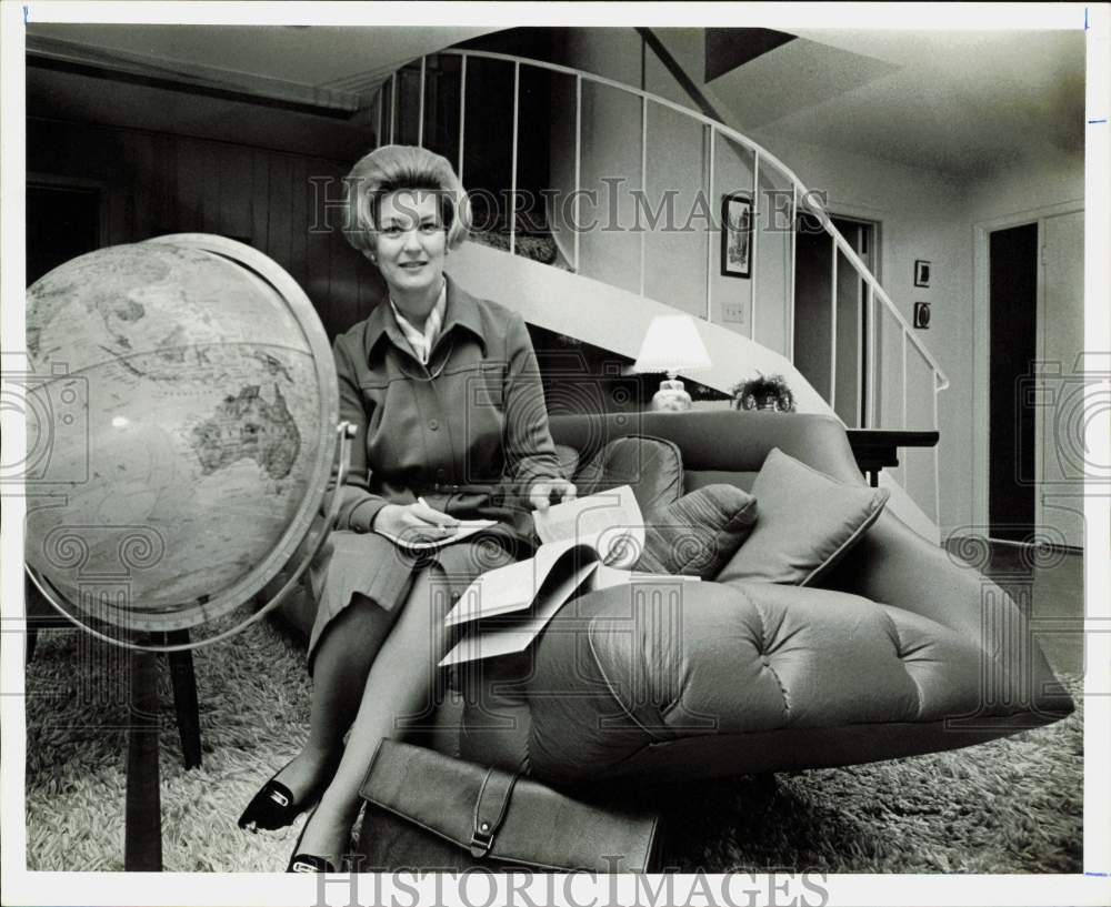 1975 Press Photo Ellen Mendoza, Member of League of Women Voters - hpa90013- Historic Images