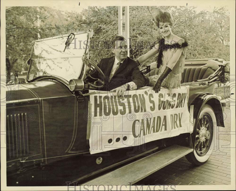 1967 Press Photo Canada Dry President &amp; Model at National Soft Drink Convention- Historic Images