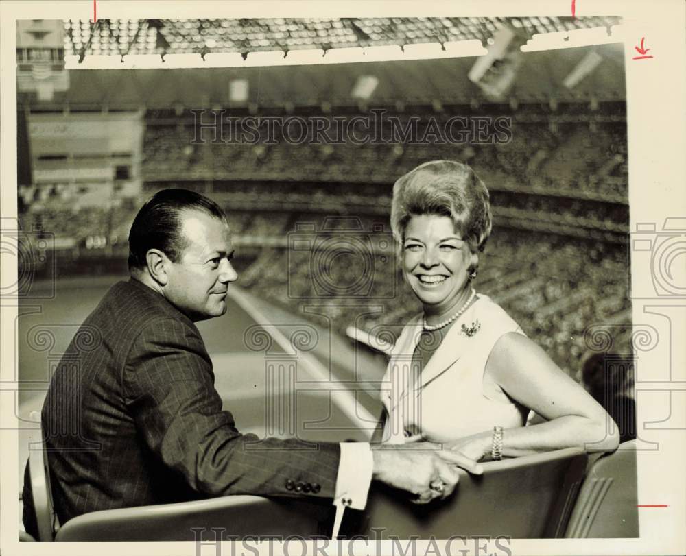 1968 Press Photo Mr. and Mrs. John Lyons at Sports Event - hpa90017- Historic Images