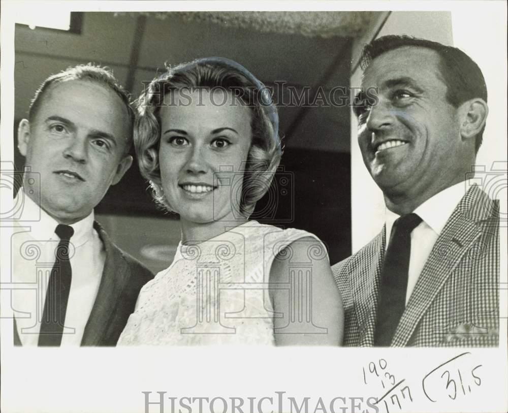 1965 Press Photo Jack Light &amp; Wife Donna, Ed Flake at Astrodome Sky Box- Historic Images