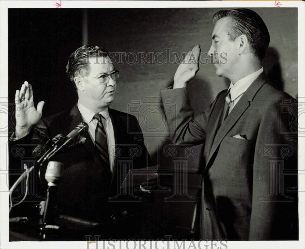 1969 Press Photo Mayor Louie Welch Gives Oath of Office to Dr. Albert D. Love- Historic Images