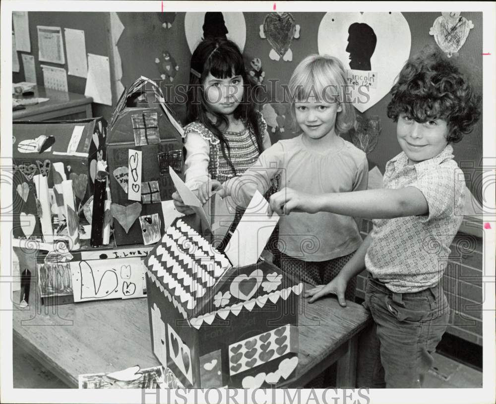 1974 Press Photo First Graders Mail Valentine&#39;s Day Cards in Classroom- Historic Images