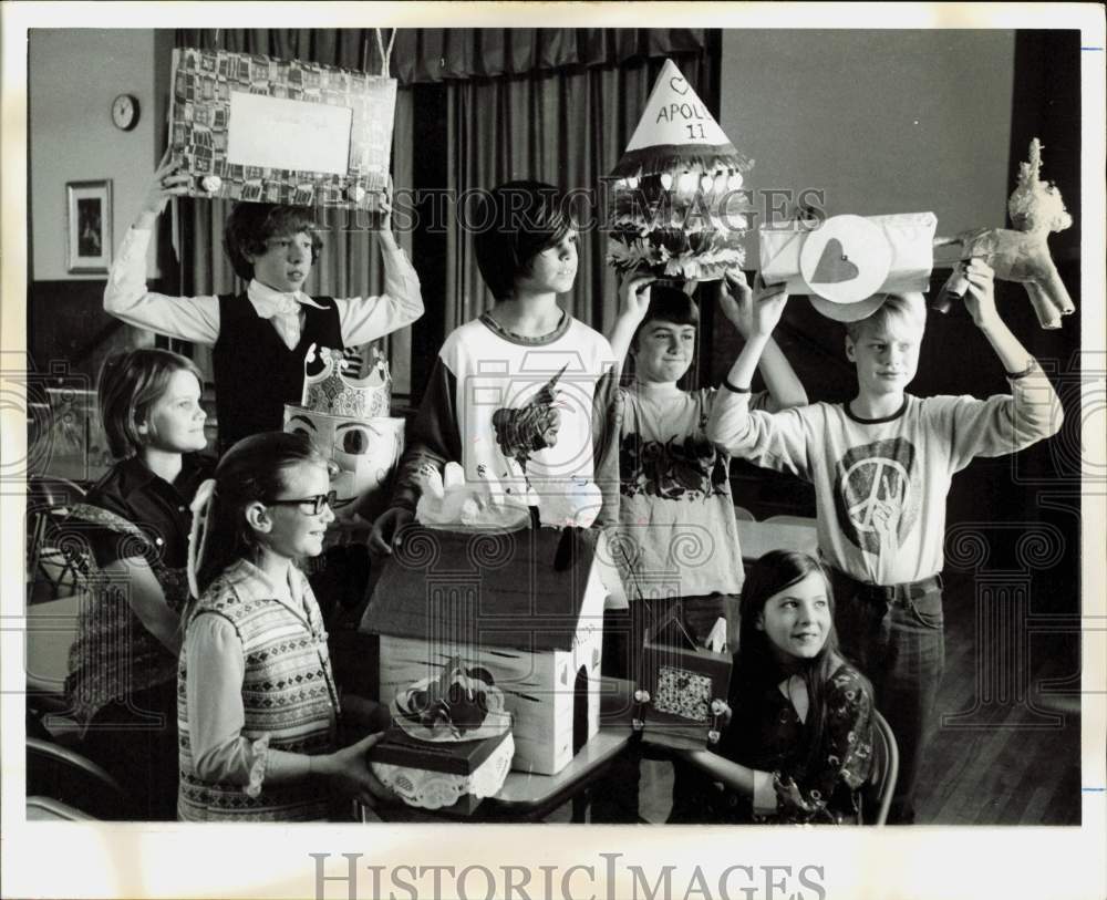 1971 Press Photo Kids Holding Valentine&#39;s Day Creations - hpa90097- Historic Images