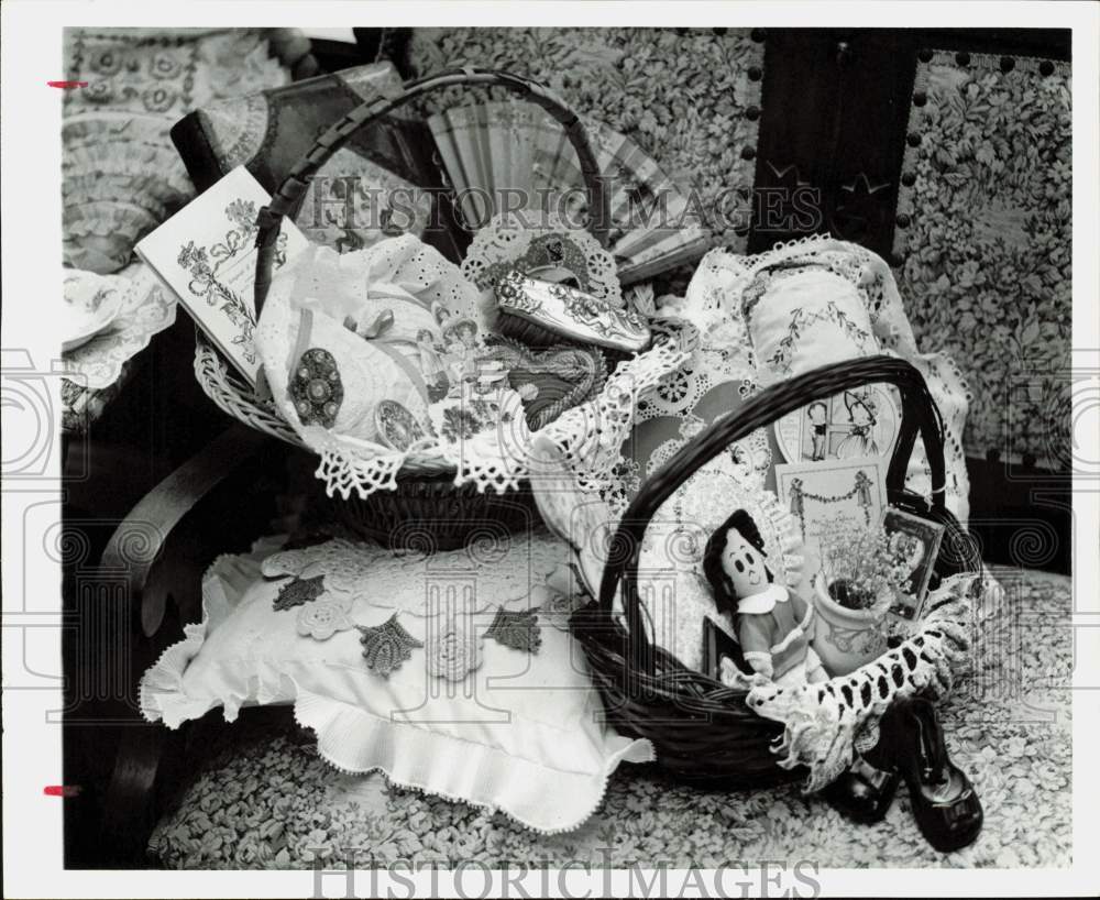 1976 Press Photo Valentine&#39;s Day Baskets - hpa90099- Historic Images