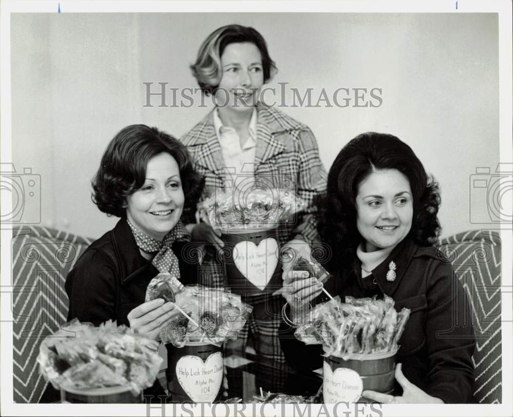 1974 Press Photo Alpha Phi Sorority Alumnae Sponsor Benefit Candy Sale- Historic Images