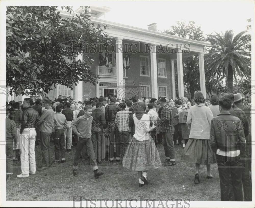 1961 Press Photo Guests at Varner-Hogg Plantation Event - hpa90140- Historic Images