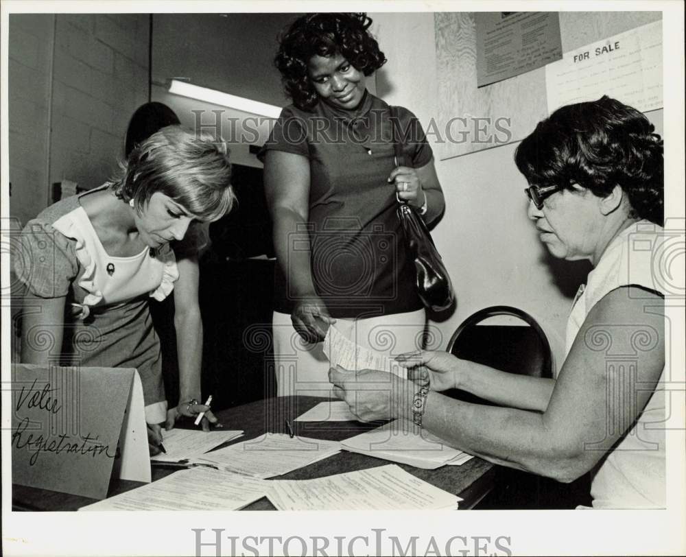 1975 Press Photo Dorothy Ella Potts During Campaign for Voter Registration- Historic Images