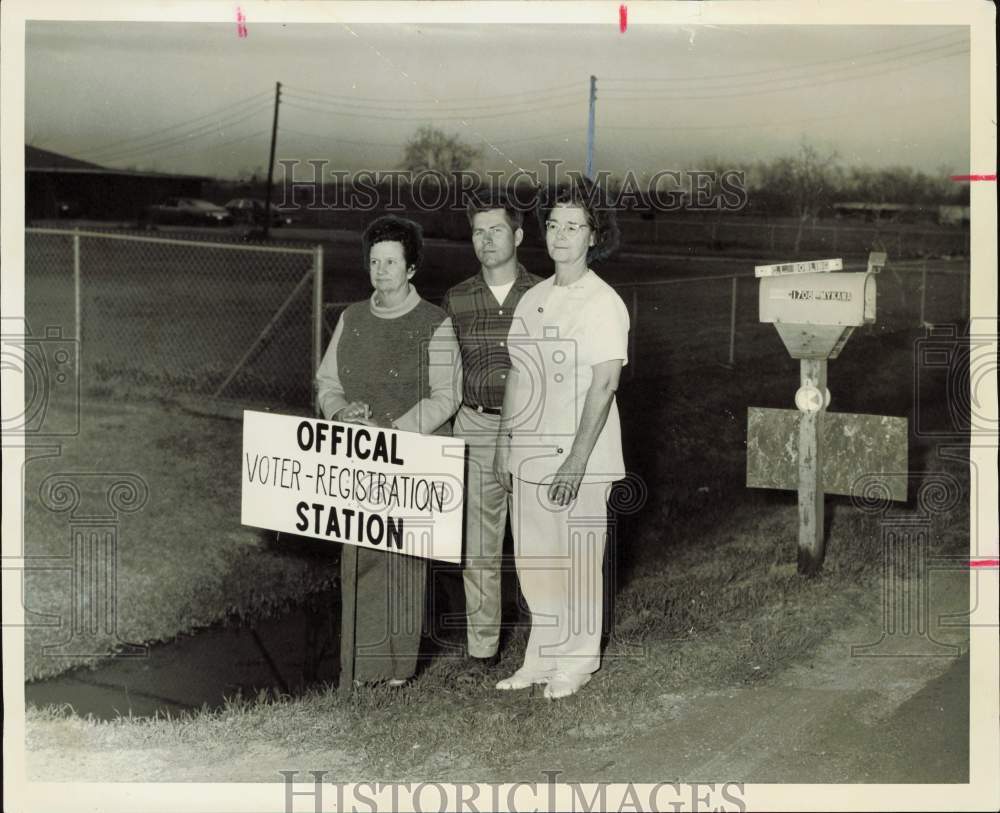 1972 Press Photo Group at Official Voter Registration Station - hpa90148- Historic Images