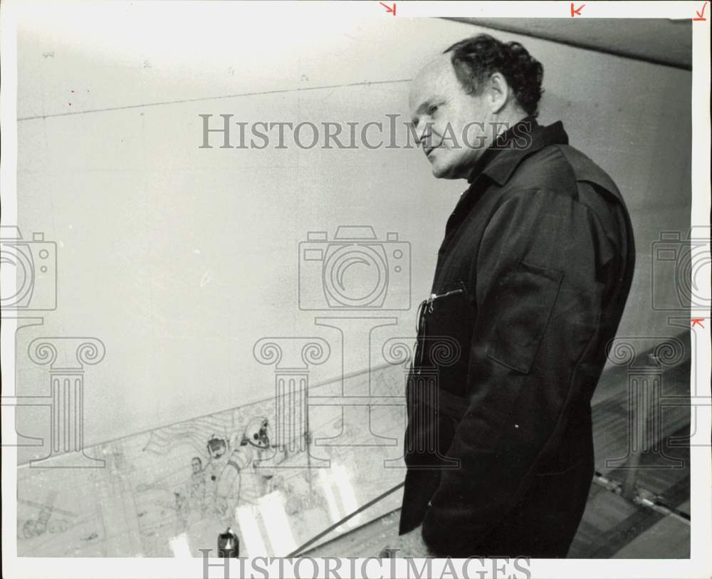 1979 Press Photo Artist Robert B. McCall Studies Black-and-White Sketch of Mural- Historic Images