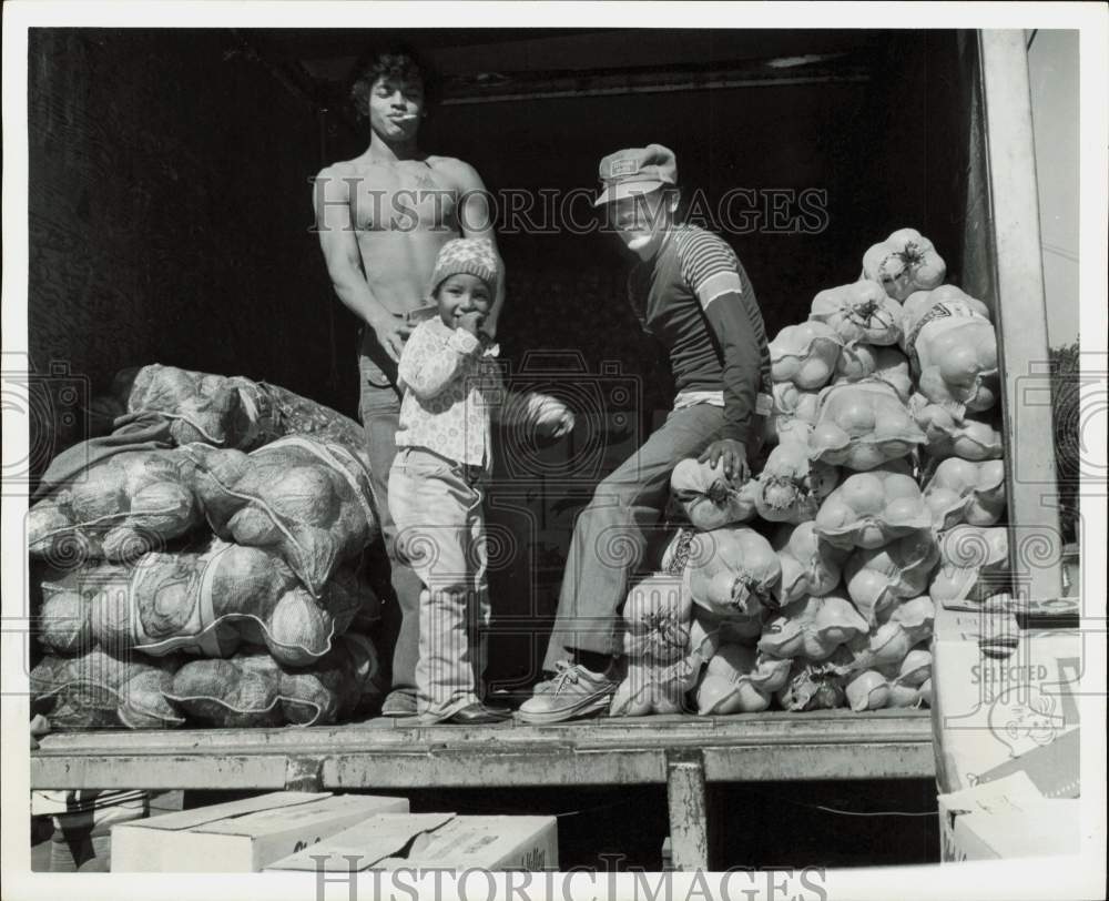 1977 Press Photo Workers Unload Vegetables at Farmers Market, Houston- Historic Images