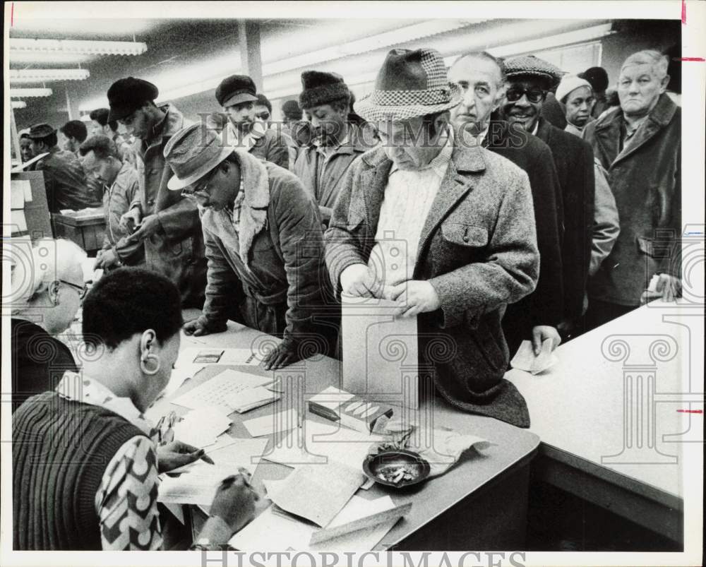 1974 Press Photo Long Lines at Michigan Employment Security Commission, Detroit- Historic Images