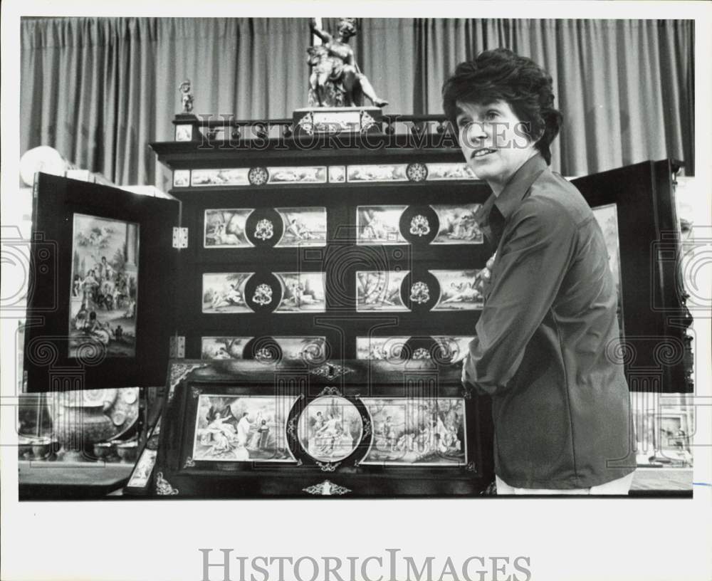 1976 Press Photo Dresser at Houston Antique Dealers Association Show and Sale- Historic Images