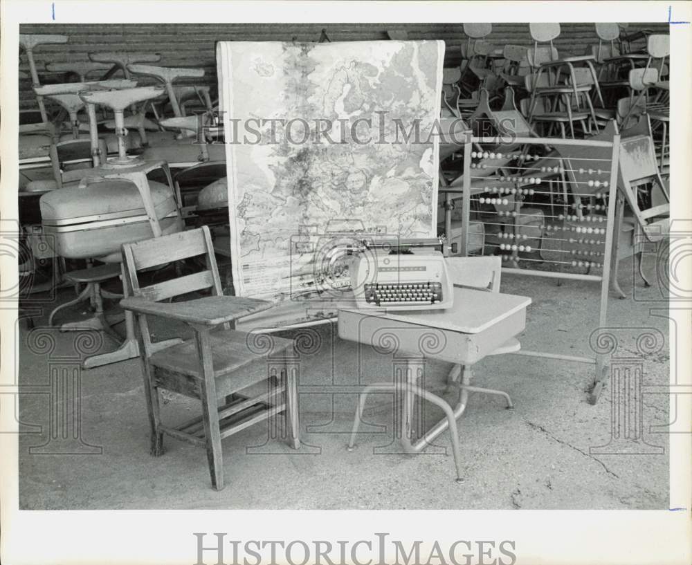 1977 Press Photo School Equipment at Houston School District Auction - hpa90219- Historic Images