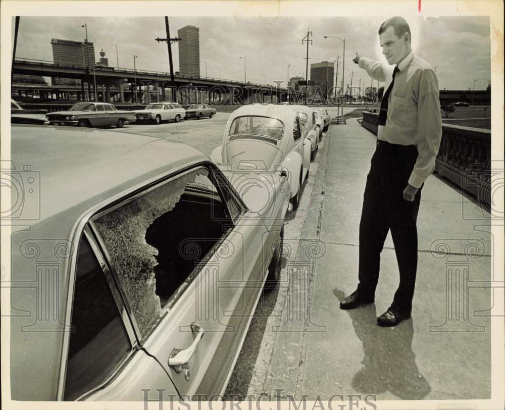 1967 Press Photo Robert S. Goolsby, Witness to Car Vandalism in Houston- Historic Images