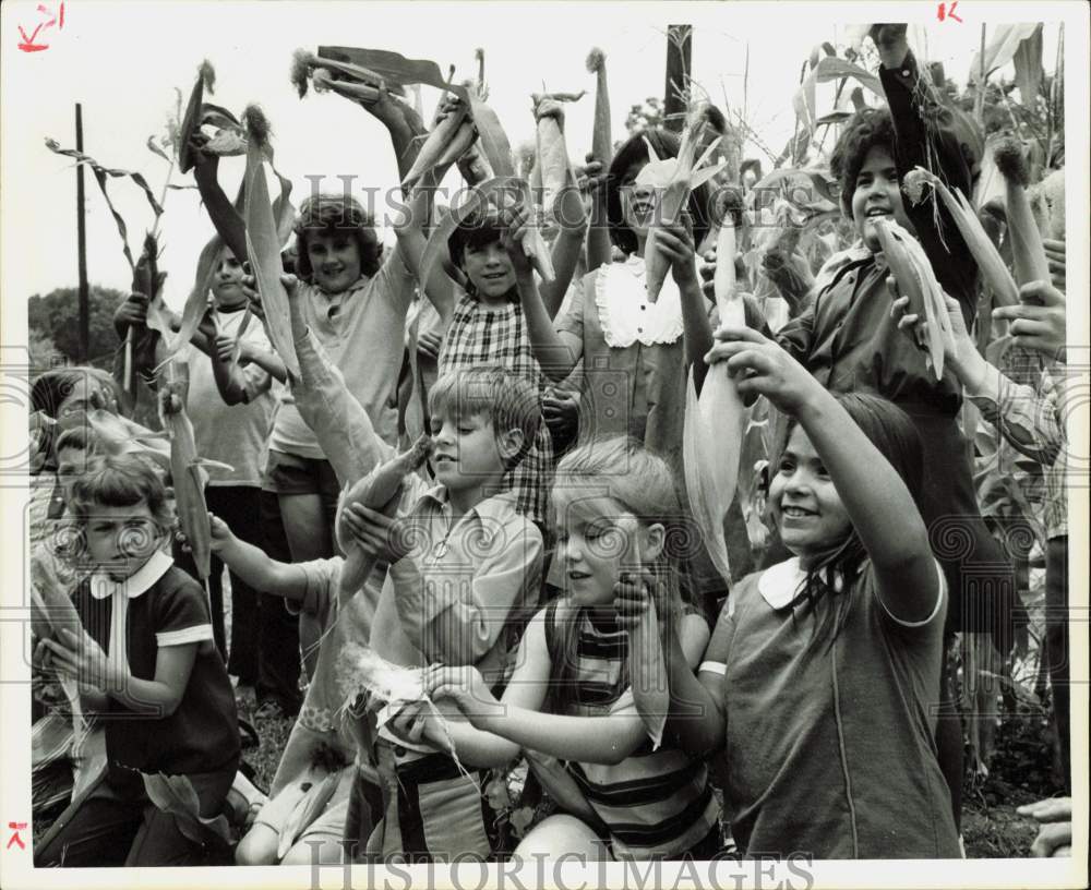 1972 Press Photo Southmayd Elementary School 3rd Graders Learn About Vegetables- Historic Images