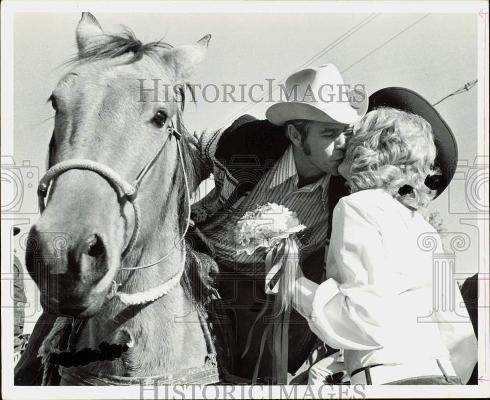 1972 Press Photo Cowboy Groom Kisses Bride on Horseback, Wedding - hpa90242- Historic Images