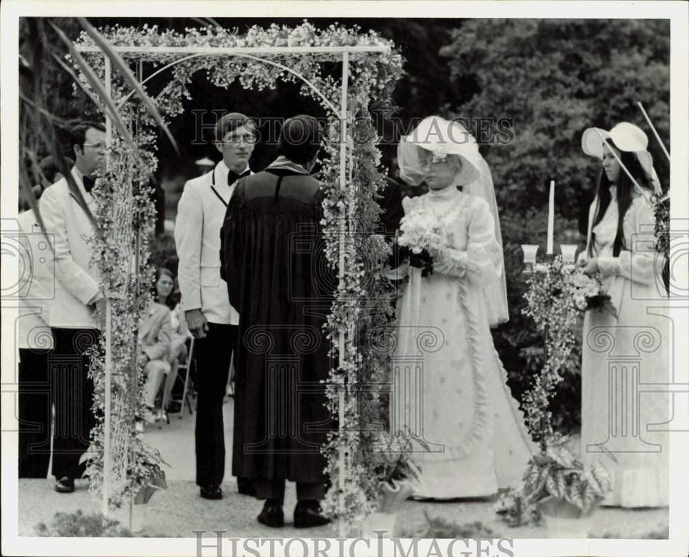 1973 Press Photo Wedding Ceremony - hpa90243- Historic Images