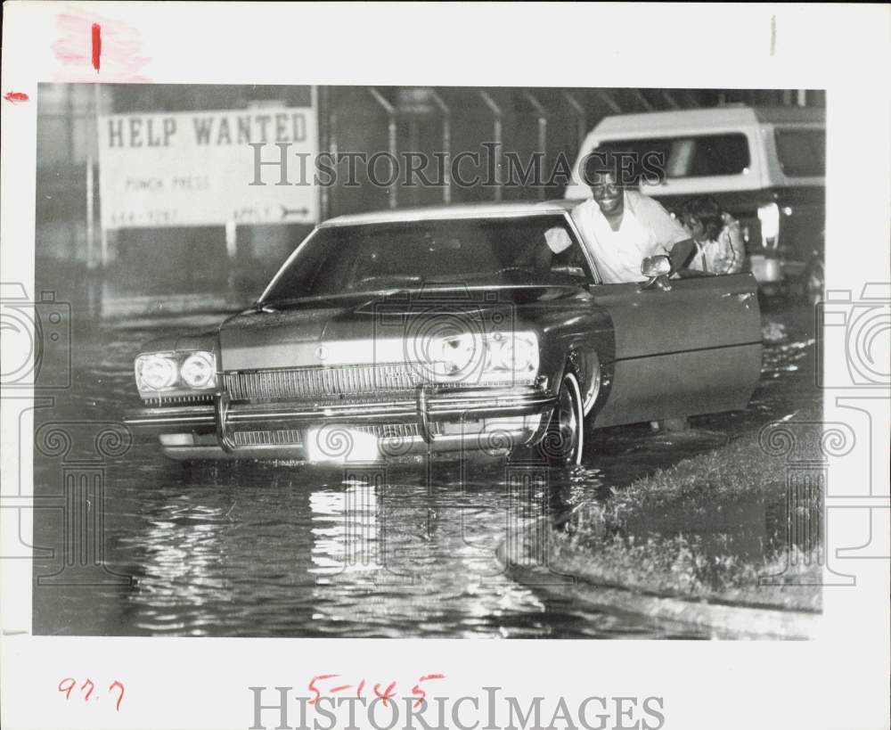 1979 Press Photo Car Trapped on Flooded Road in Houston during a Rainstorm- Historic Images