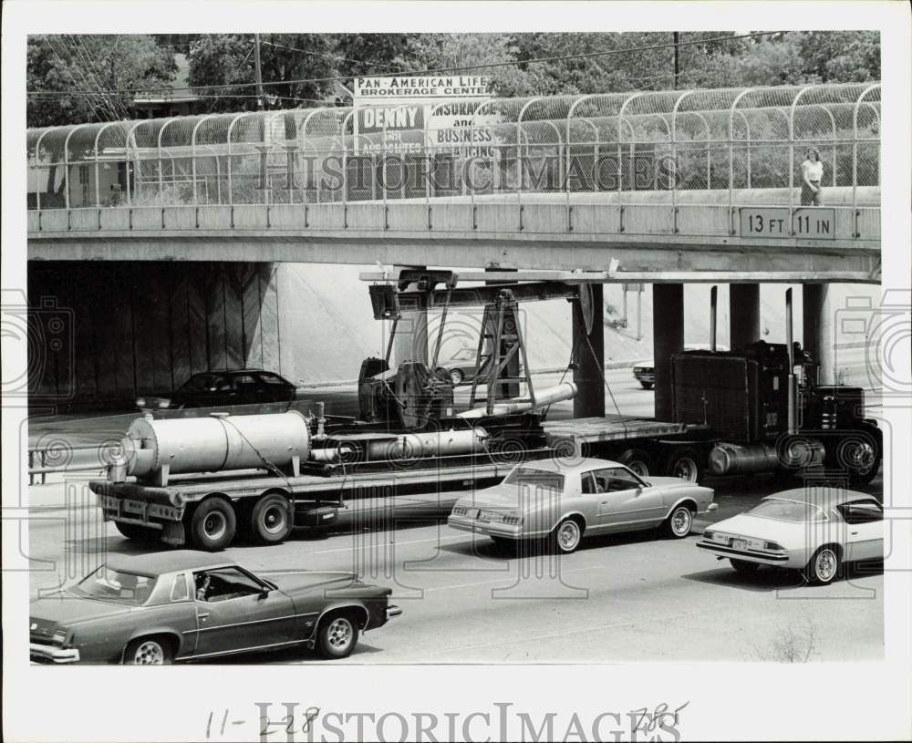 1978 Press Photo Truck Stuck Under Hazard Street Bridge, SW Freeway Houston- Historic Images