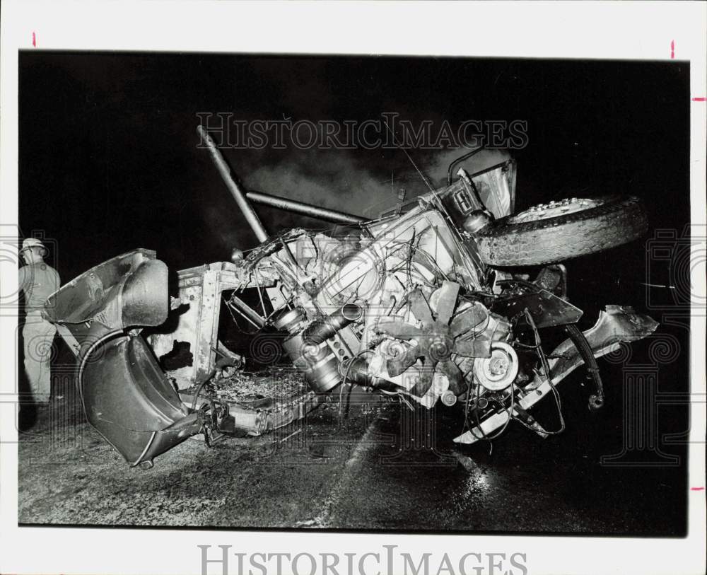 1977 Press Photo Wreckage of Tractor-Trailer Rig After Fiery Crash, Houston- Historic Images