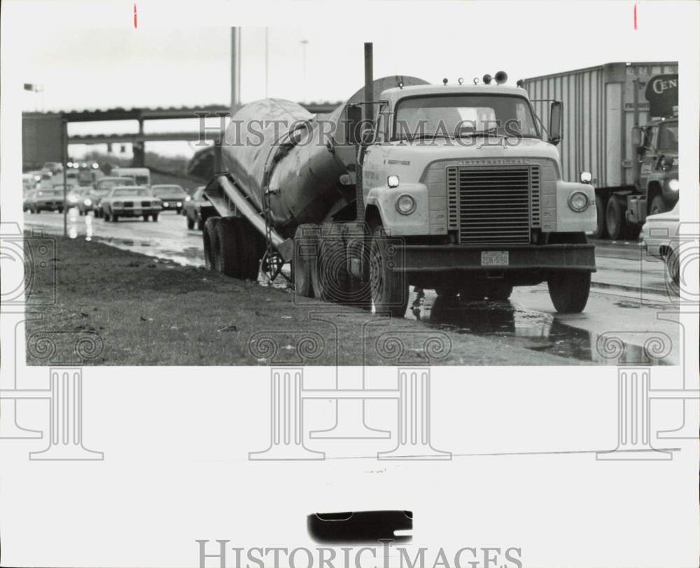 1978 Press Photo Ruptured Molasses Truck on Gulf Freeway, Houston - hpa90360- Historic Images